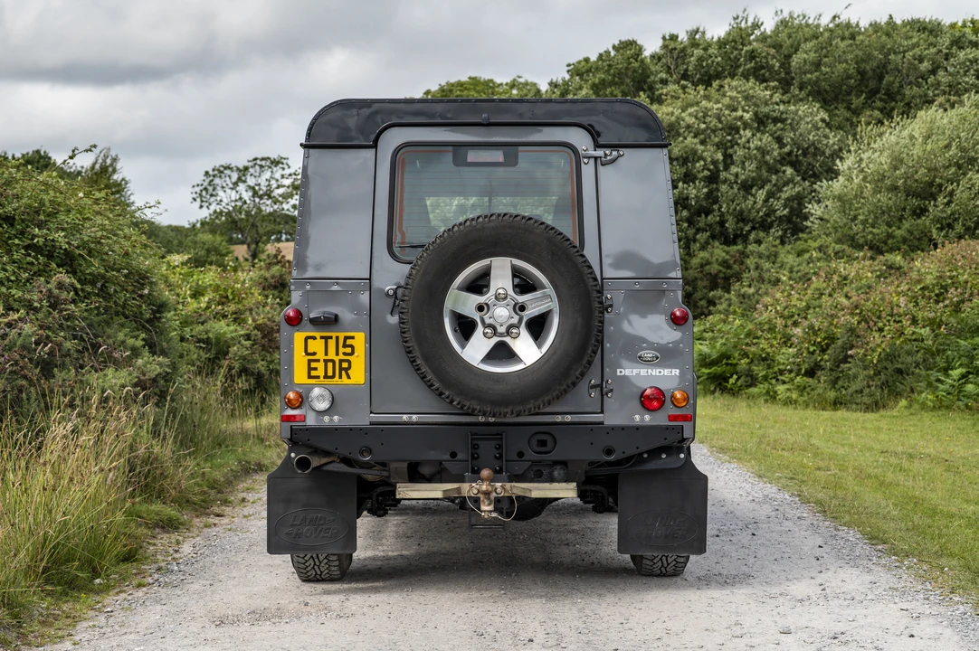 2015 Land Rover Defender 110 - Image 5 of 31