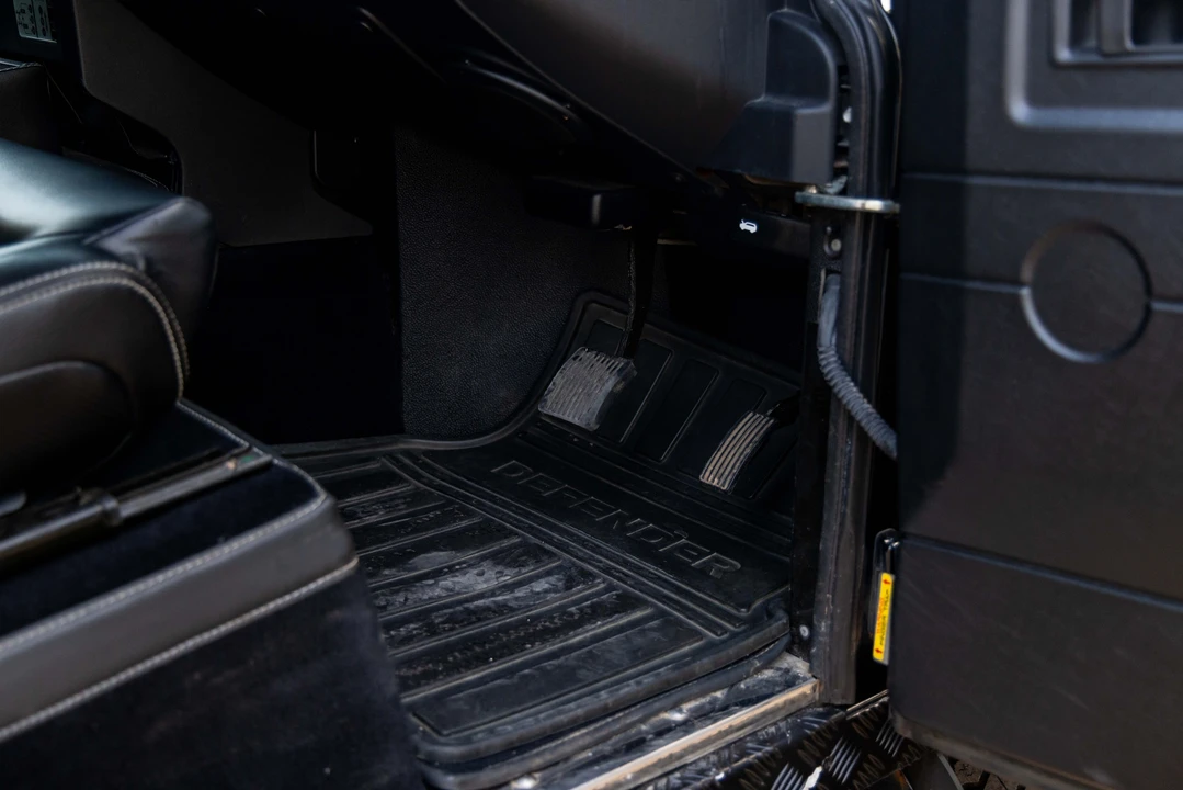2015 Land Rover Defender 110 - Image 26 of 31