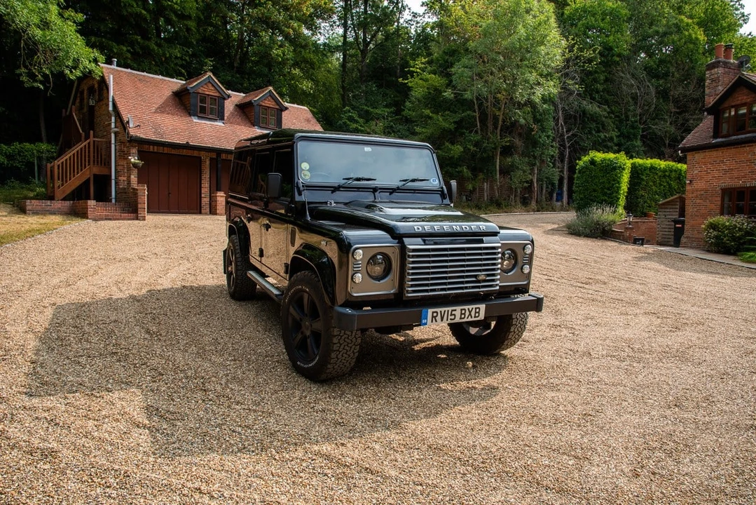 2015 Land Rover Defender 110 - Image 17 of 31
