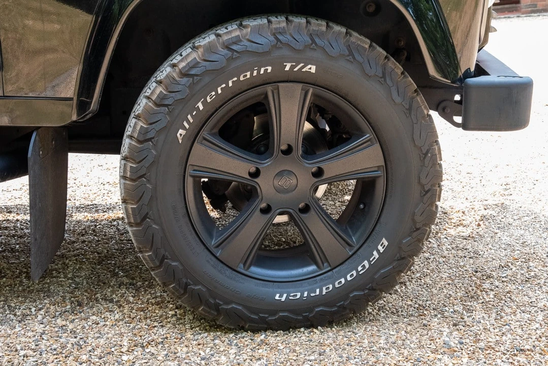 2015 Land Rover Defender 110 - Image 14 of 31