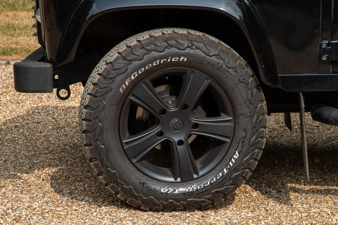 2015 Land Rover Defender 110 - Image 15 of 31