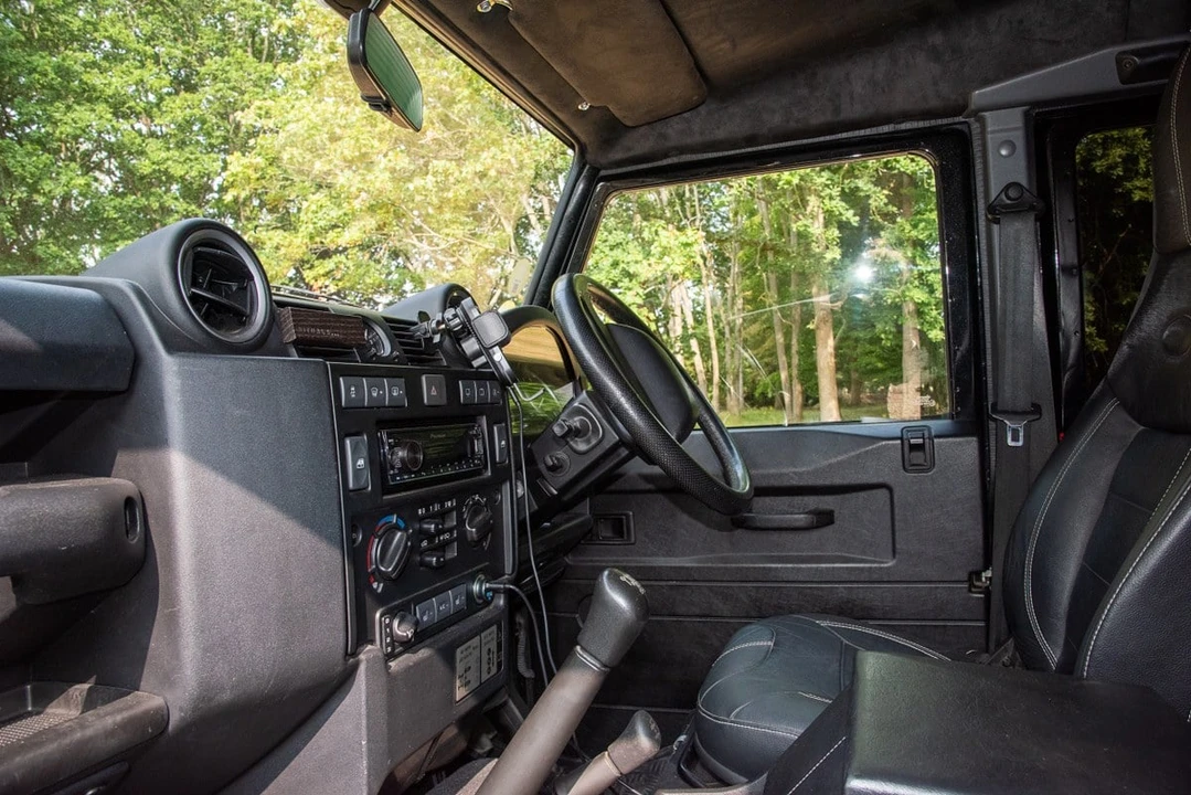 2015 Land Rover Defender 110 - Image 11 of 31