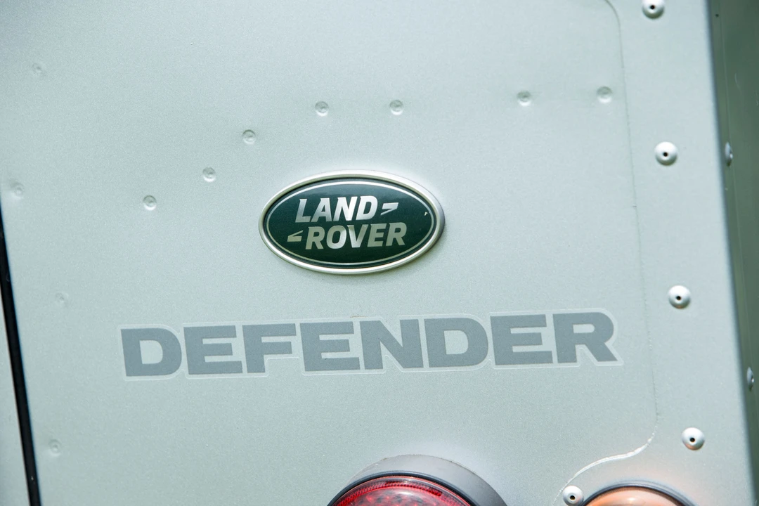 2015 Land Rover Defender 110 - Image 11 of 20