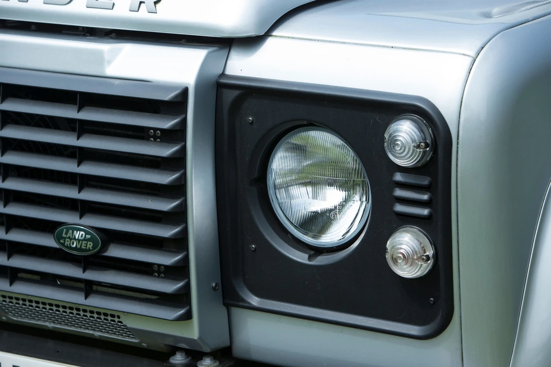 2015 Land Rover Defender 110 - Image 5 of 20