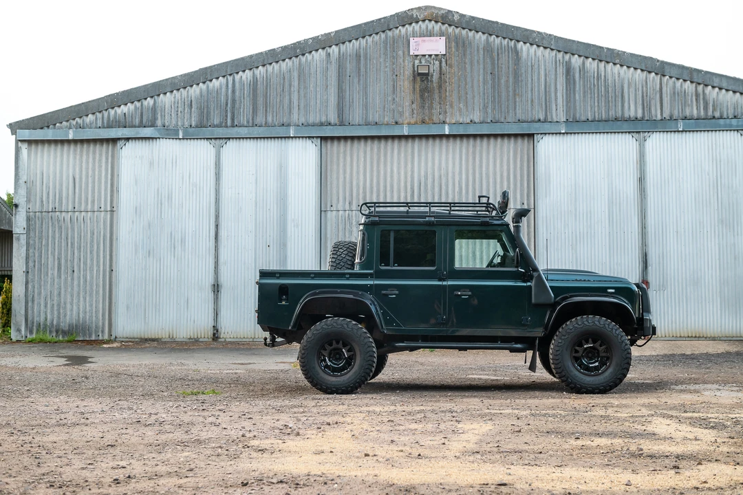 2015 Land Rover Defender 110 - Image 14 of 31