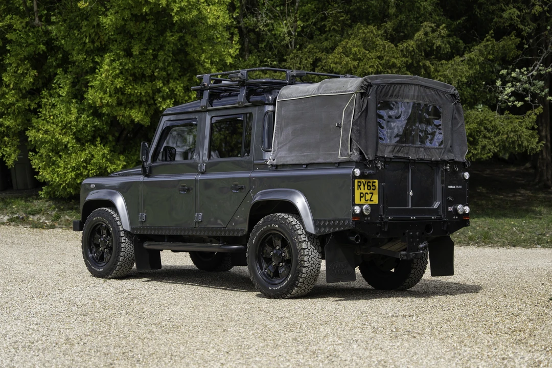 2016 Land Rover Defender 110 - Image 5 of 31