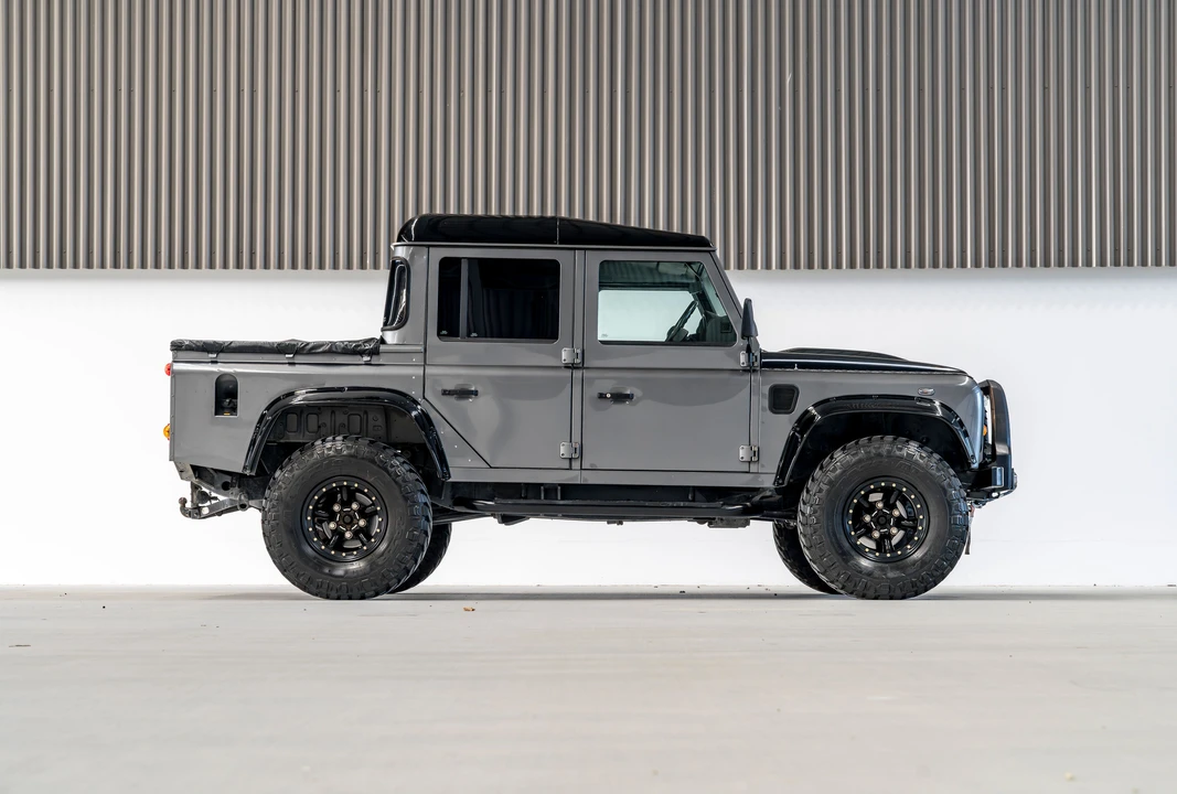 2015 Land Rover Defender 110 - Image 17 of 31