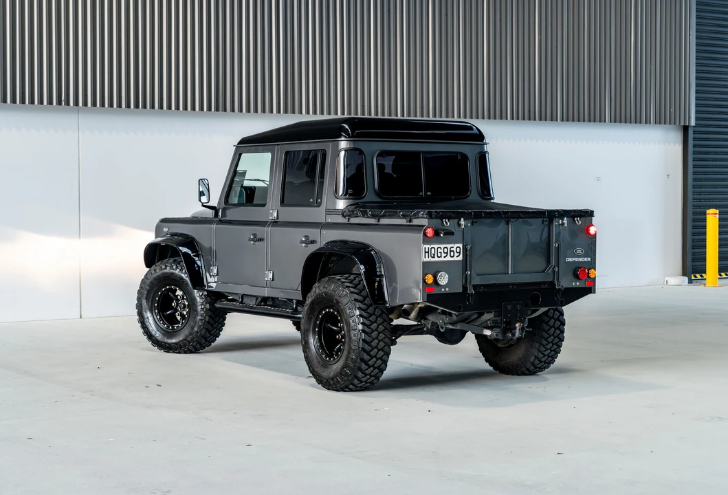 2015 Land Rover Defender 110 - Image 14 of 31