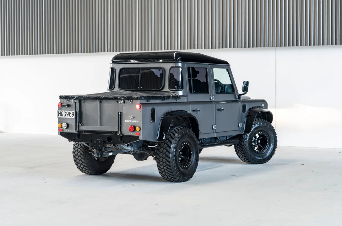 2015 Land Rover Defender 110 - Image 16 of 31