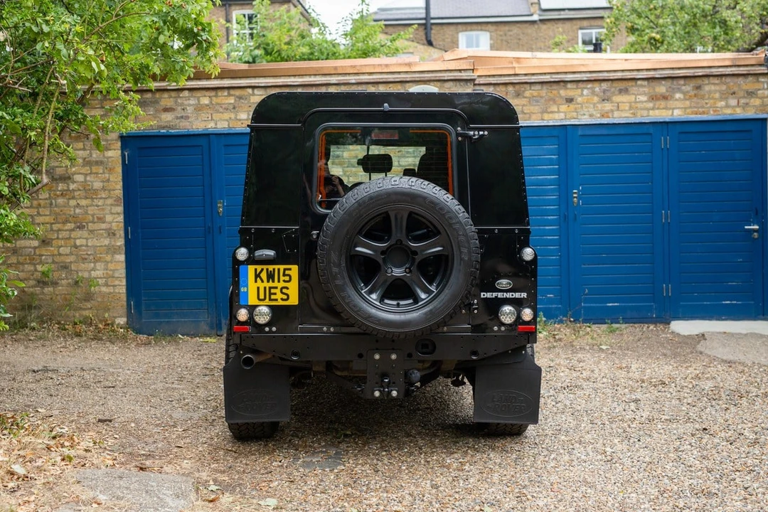 2015 Land Rover Defender 110 - Image 13 of 30