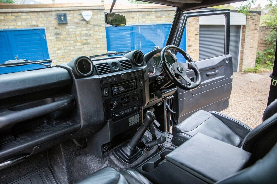 2015 Land Rover Defender 110 - Image 25 of 30