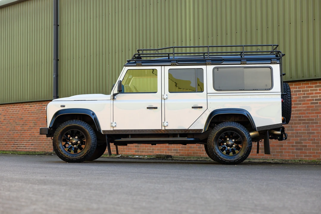 2015 Land Rover Defender 110 - Image 4 of 31
