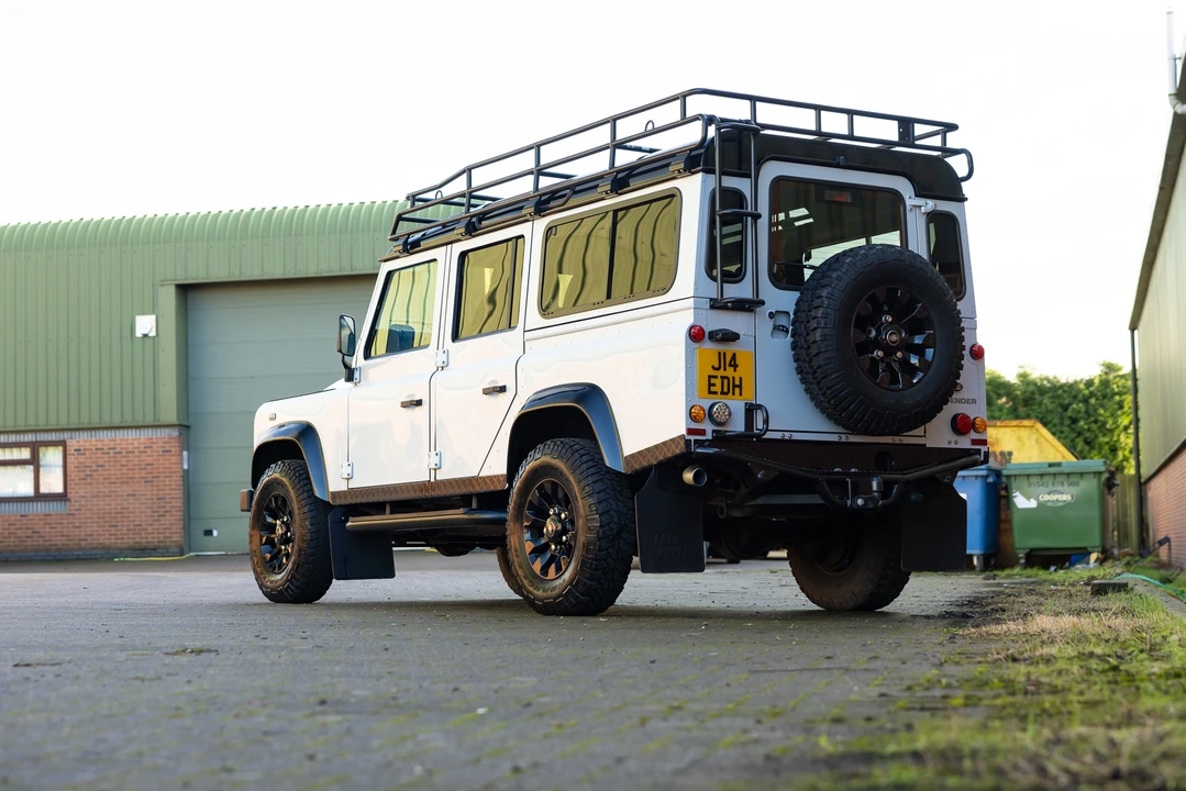 2015 Land Rover Defender 110 - Image 5 of 31