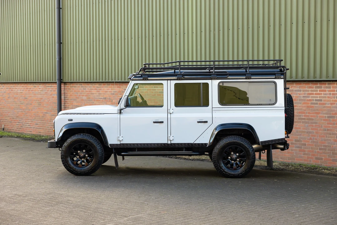 2015 Land Rover Defender 110 - Image 12 of 31