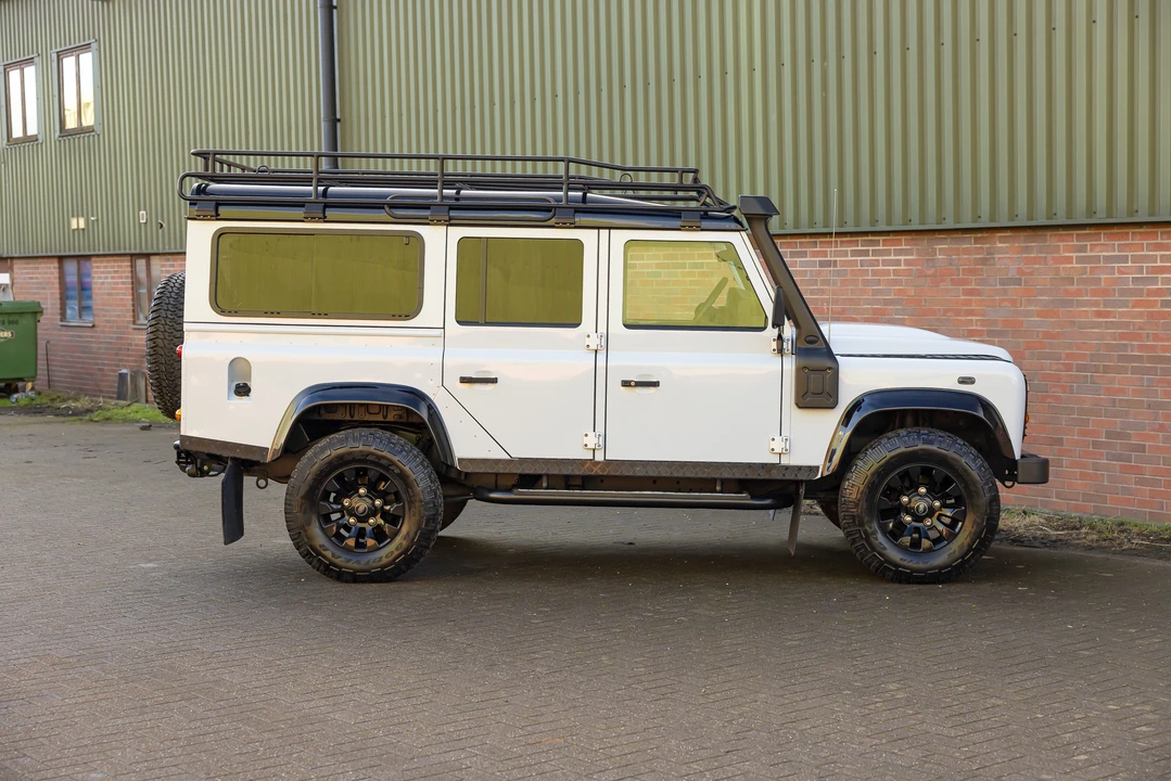 2015 Land Rover Defender 110 - Image 8 of 31