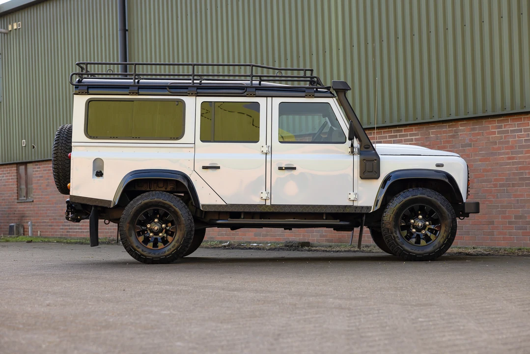 2015 Land Rover Defender 110 - Image 16 of 31