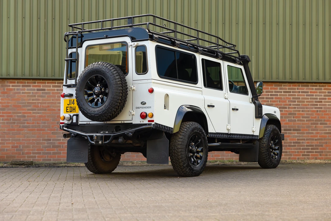 2015 Land Rover Defender 110 - Image 15 of 31