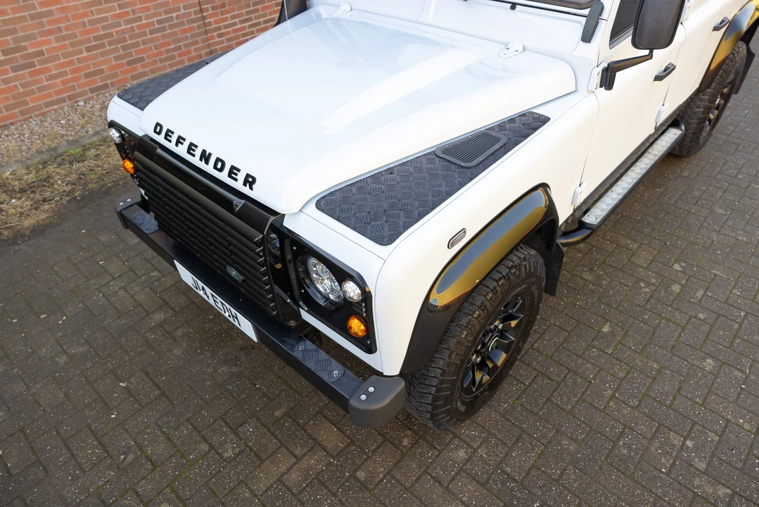 2015 Land Rover Defender 110 - Image 19 of 31