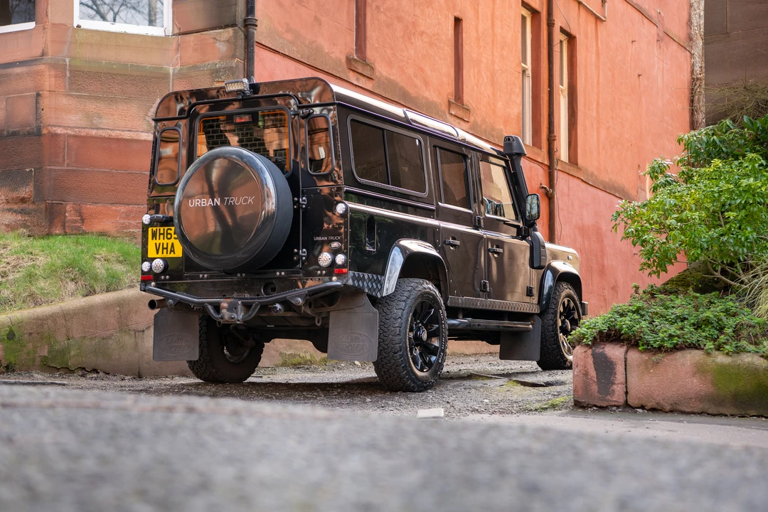 2015 Land Rover Defender 110 - Image 5 of 31