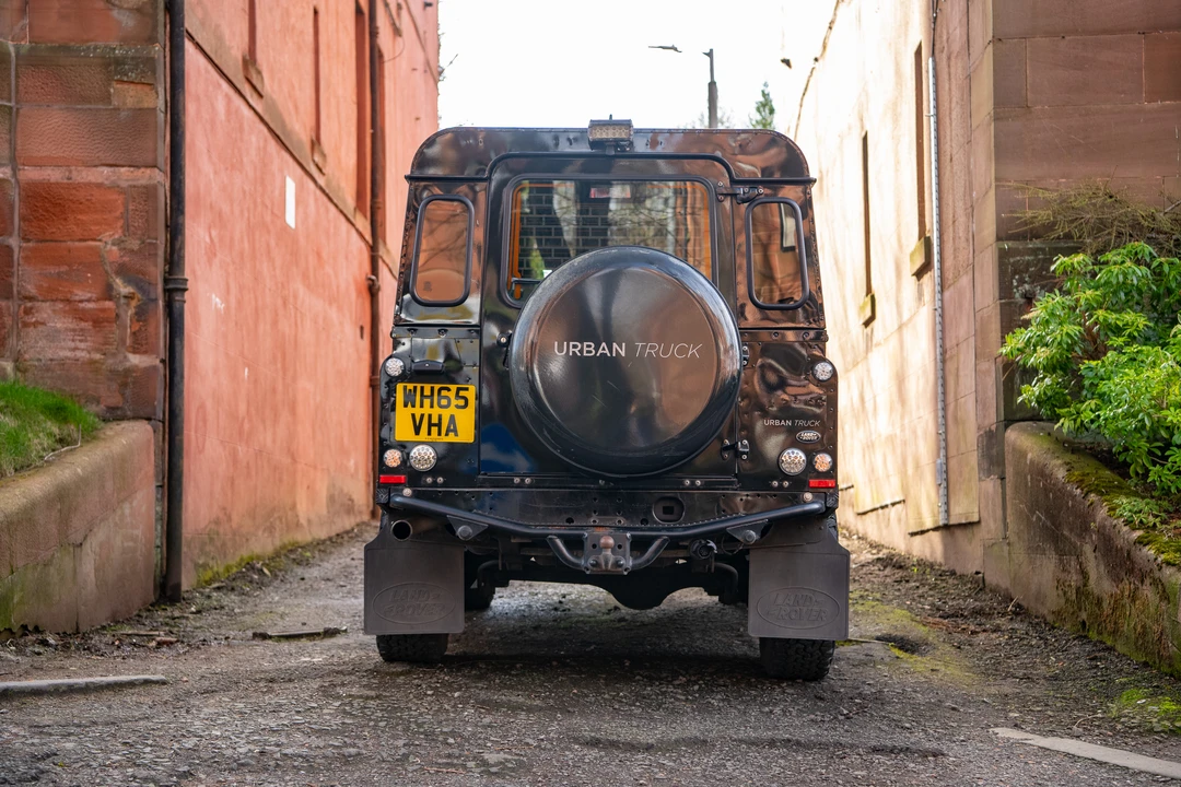 2015 Land Rover Defender 110 - Image 6 of 31