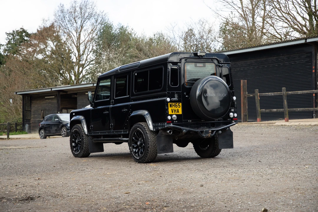 2015 Land Rover Defender 110 - Image 5 of 31