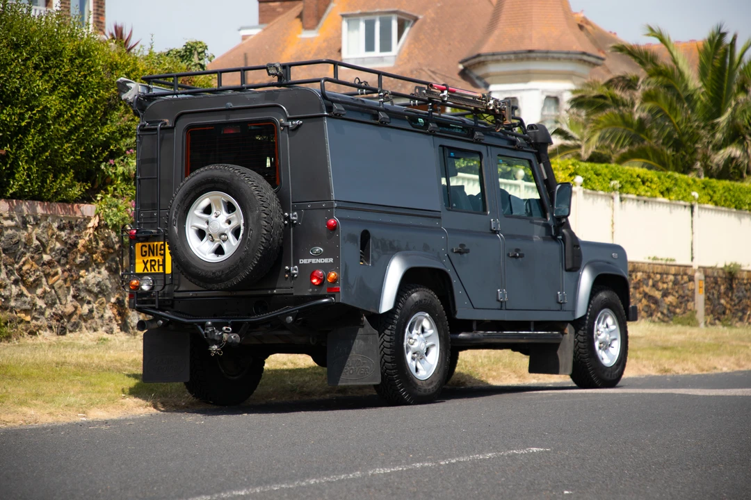 2015 Land Rover Defender 110 - Image 5 of 31