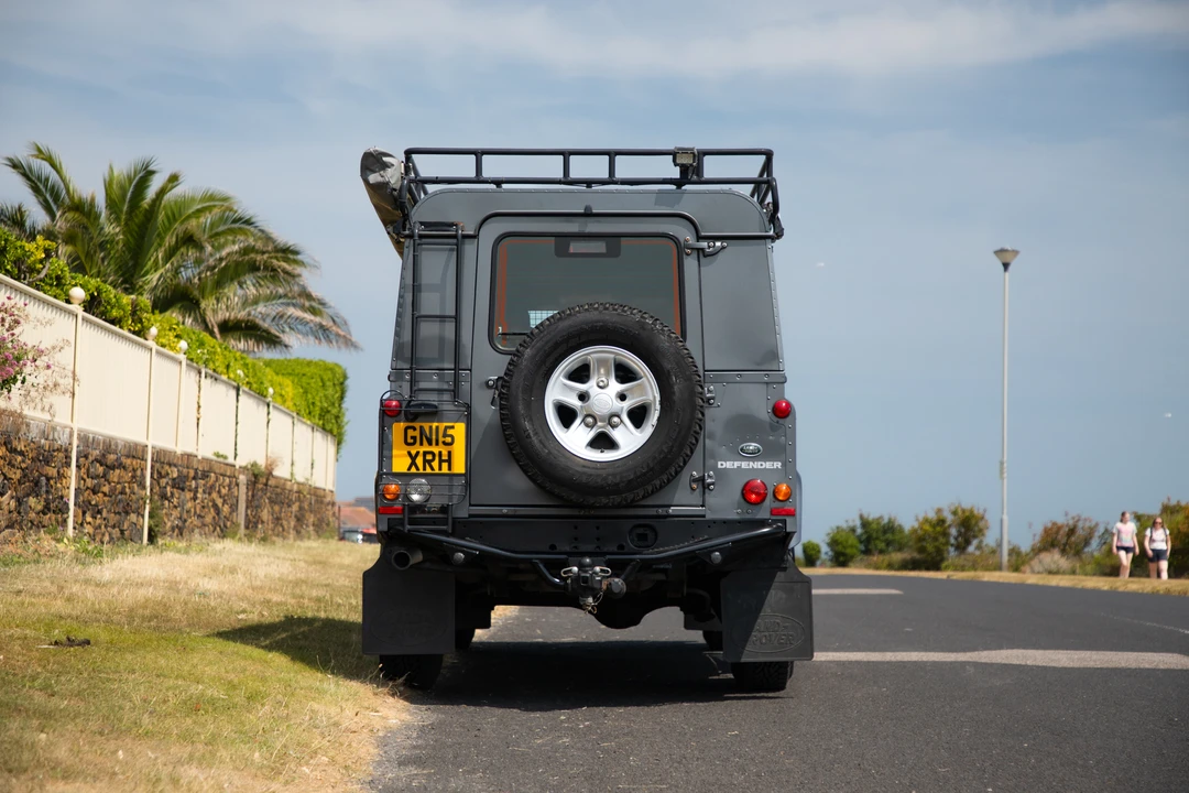 2015 Land Rover Defender 110 - Image 6 of 31