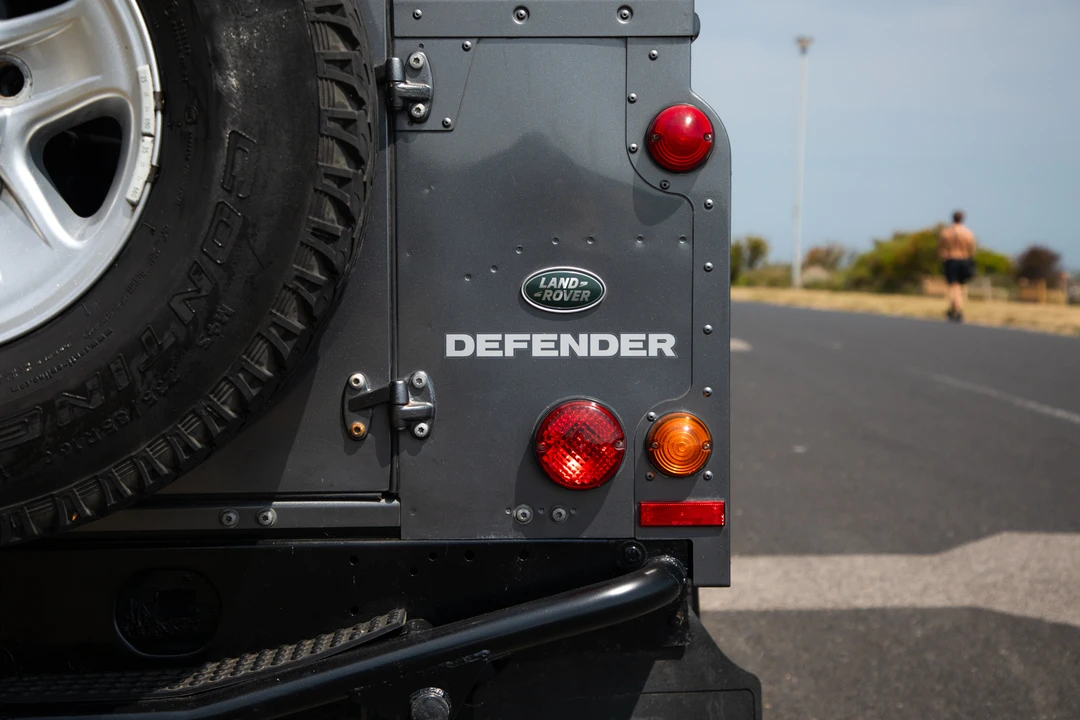 2015 Land Rover Defender 110 - Image 14 of 31