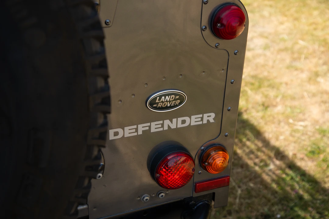 2015 Land Rover Defender 110 - Image 15 of 31