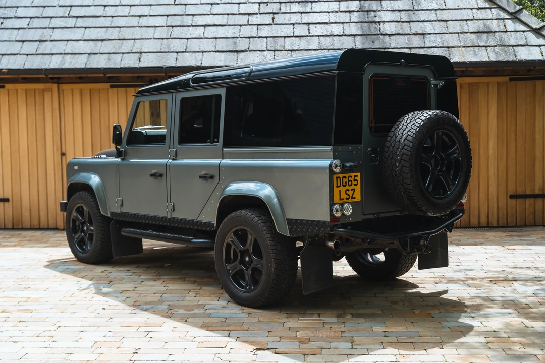 2015 Land Rover Defender 110 - Image 5 of 31