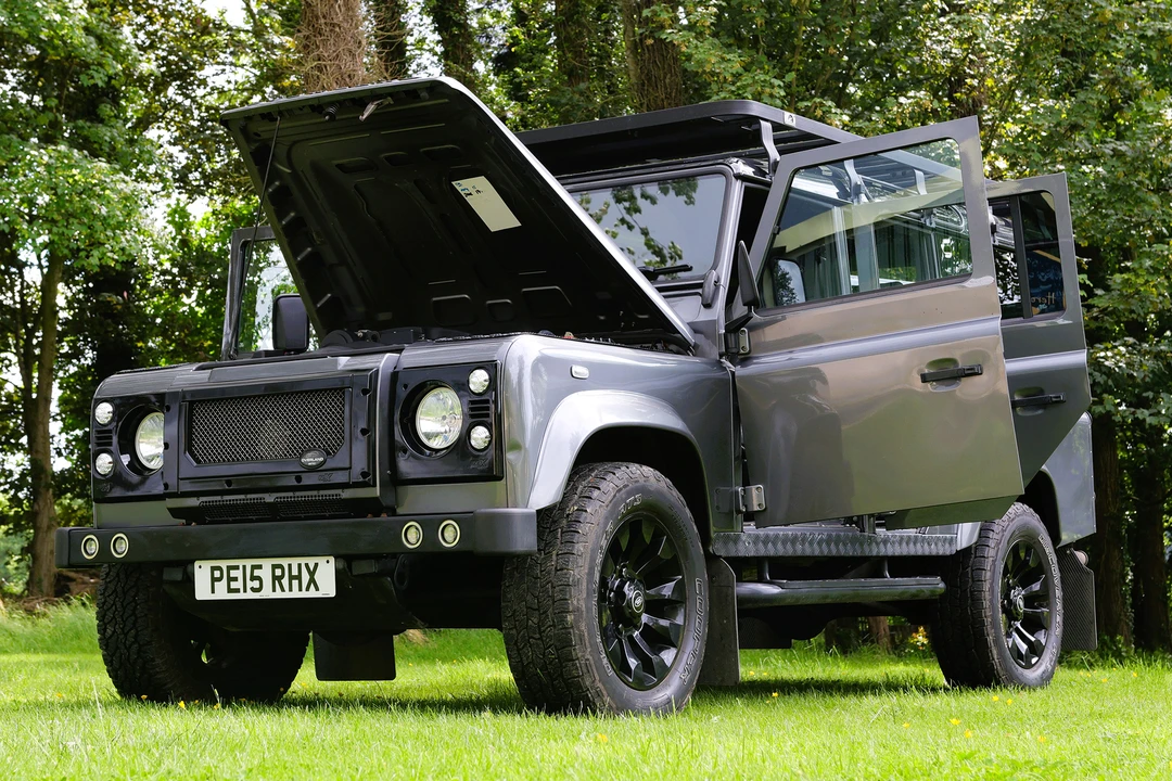 2015 Land Rover Defender 110 - Image 6 of 31