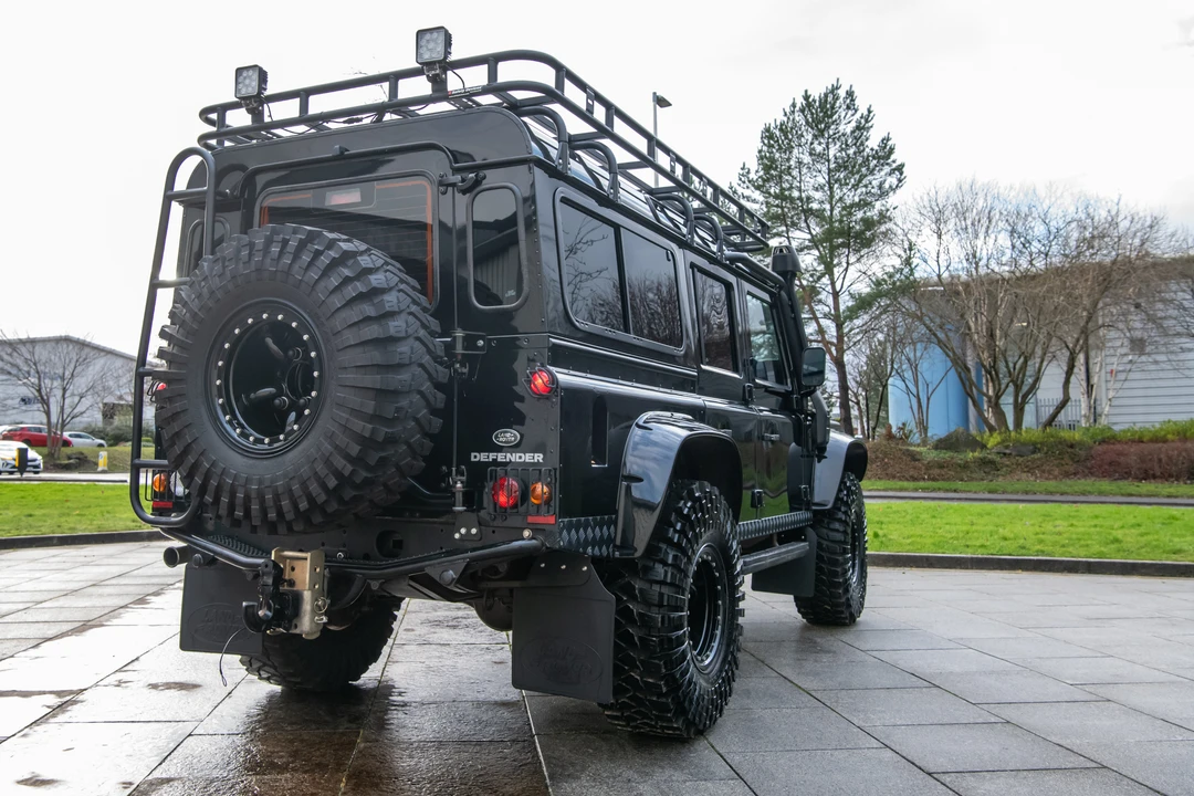 2015 Land Rover Defender 110 - Image 5 of 31