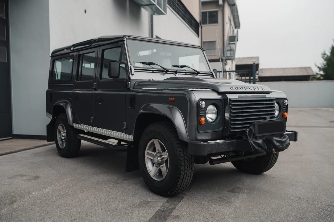 2015 Land Rover Defender 110 - Image 9 of 31
