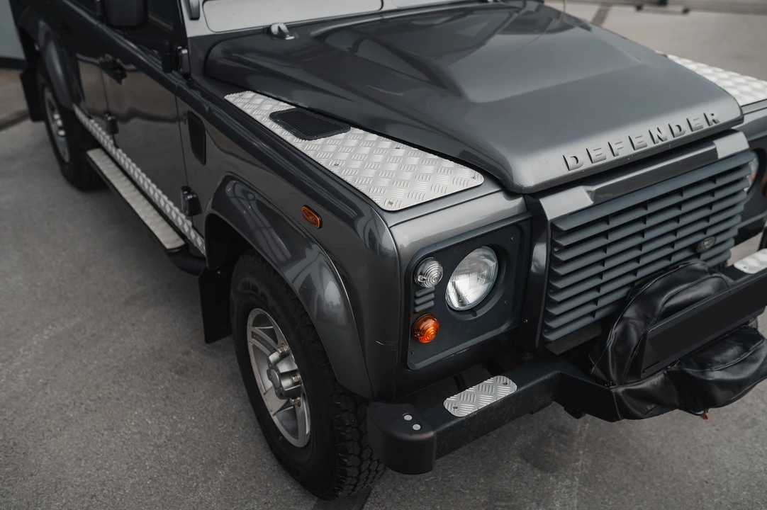 2015 Land Rover Defender 110 - Image 10 of 31