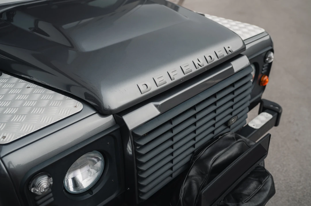 2015 Land Rover Defender 110 - Image 14 of 31