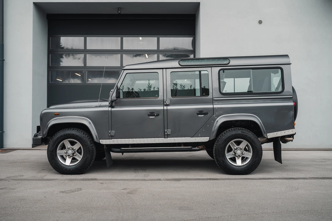 2015 Land Rover Defender 110 - Image 4 of 31