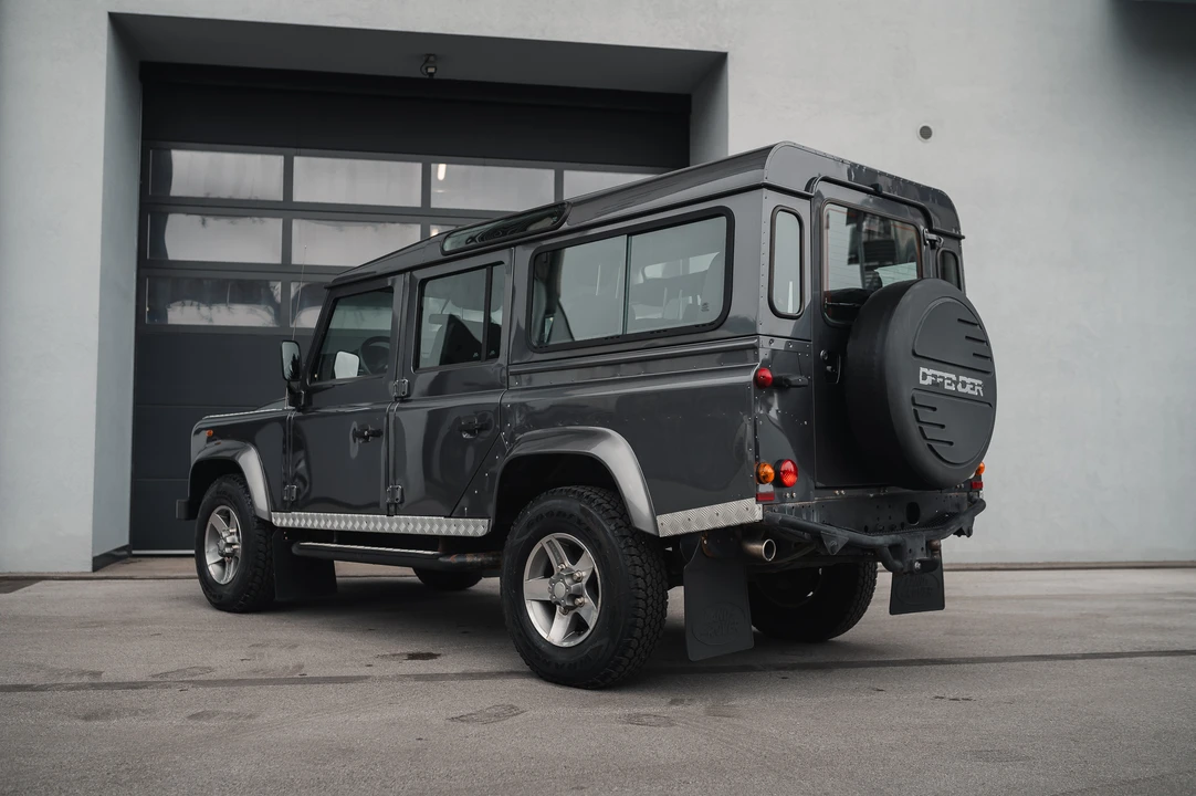 2015 Land Rover Defender 110 - Image 5 of 31