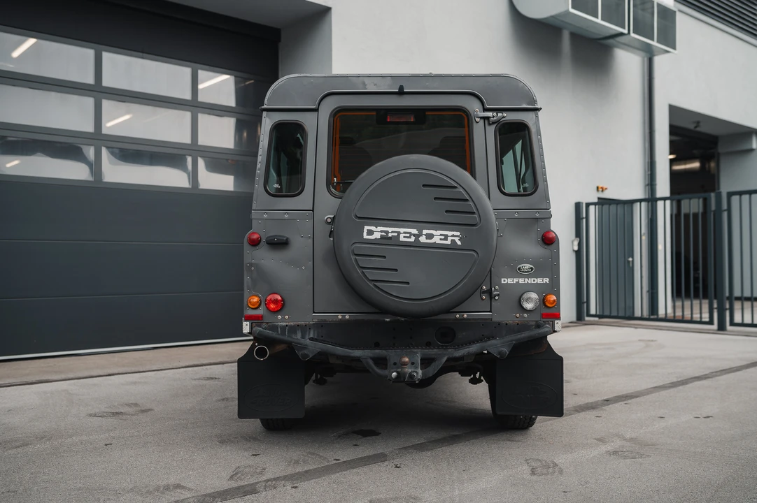 2015 Land Rover Defender 110 - Image 6 of 31