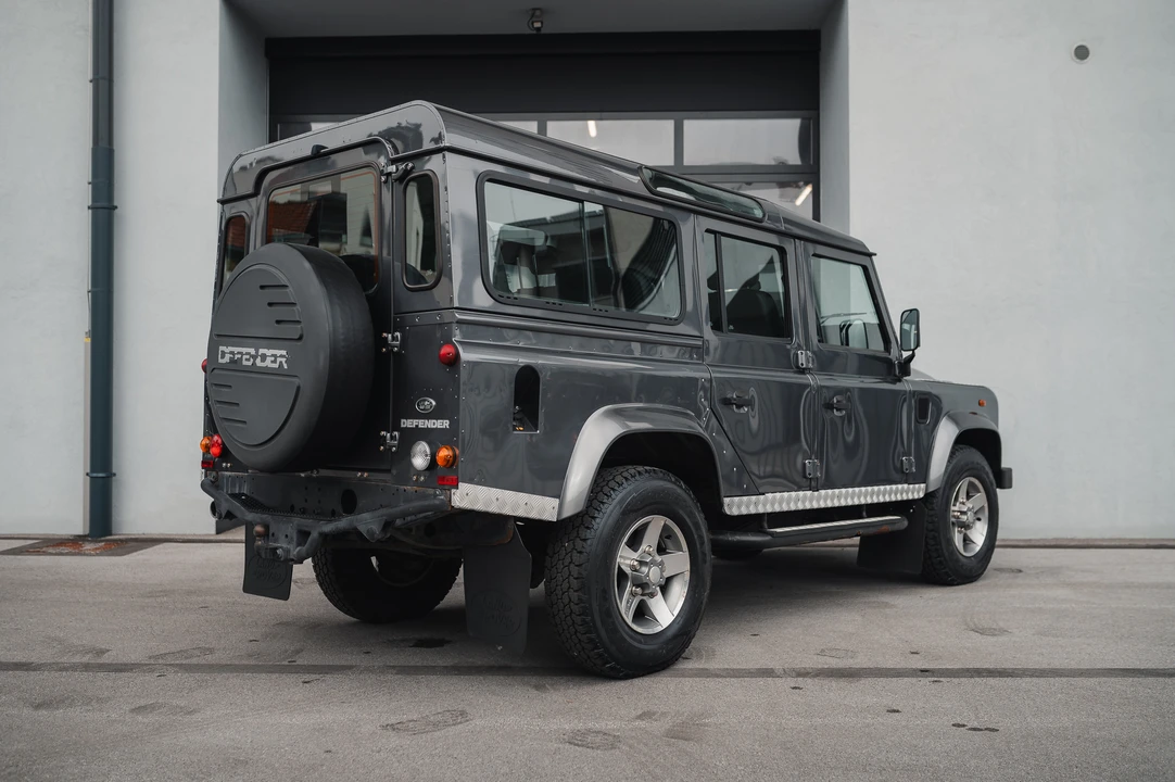 2015 Land Rover Defender 110 - Image 7 of 31