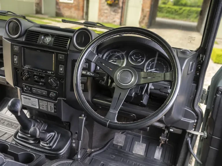 2015 Land Rover Defender 110 - Image 4 of 31