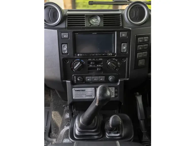2015 Land Rover Defender 110 - Image 16 of 31