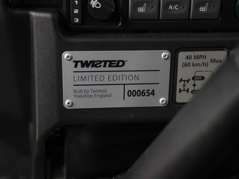 2015 Land Rover Defender 110 - Image 24 of 31