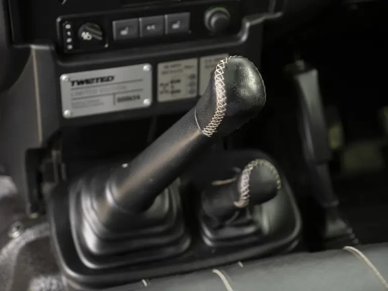 2015 Land Rover Defender 110 - Image 17 of 31