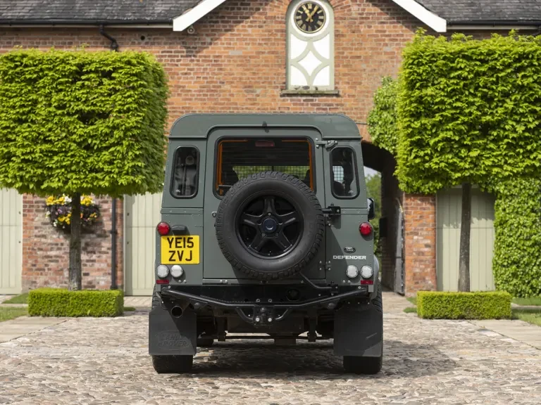 2015 Land Rover Defender 110 - Image 9 of 31