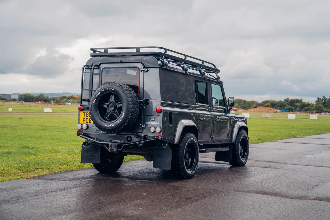 2015 Land Rover Defender 110 - Image 5 of 31
