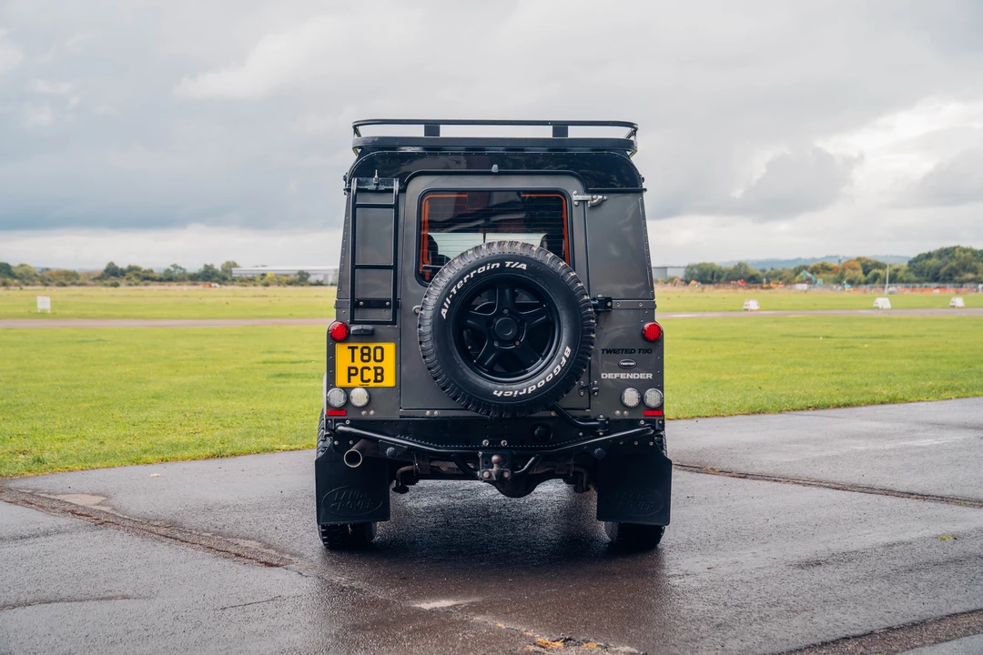2015 Land Rover Defender 110 - Image 6 of 31