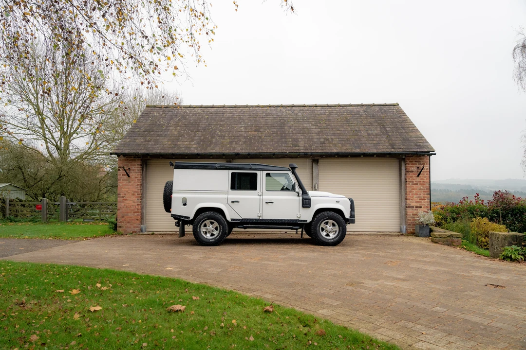 2015 Land Rover Defender 110 - Image 8 of 31
