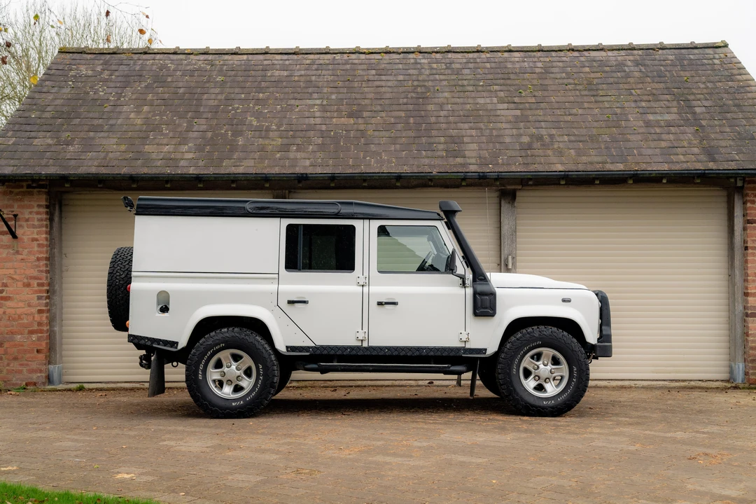 2015 Land Rover Defender 110 - Image 14 of 31