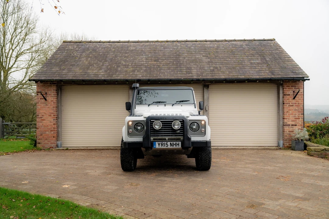 2015 Land Rover Defender 110 - Image 10 of 31