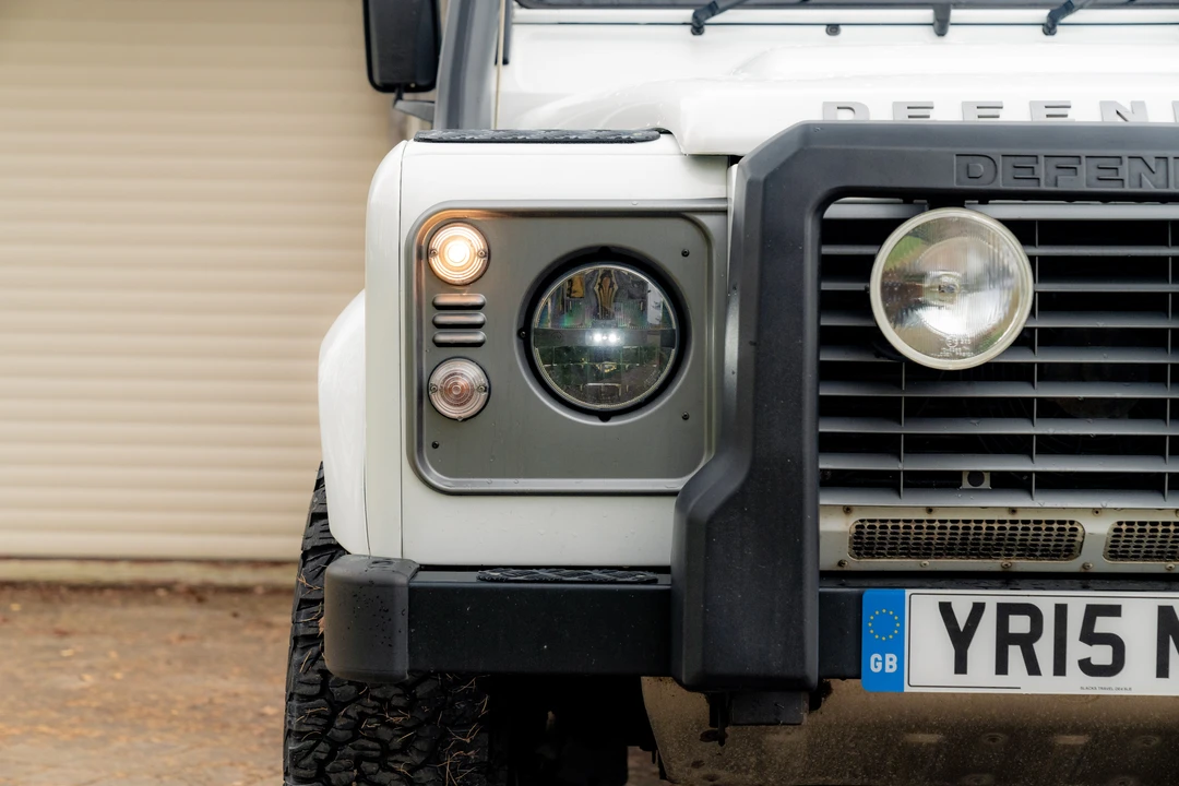 2015 Land Rover Defender 110 - Image 19 of 31